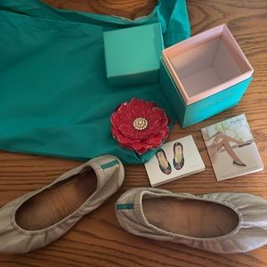 tieks by Gavrieli size 6. Feather Grey.